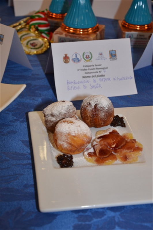 Krapfen di patate di Montescudo farciti di savor chips di patate candite allo zafferano e ristretto di vino cagnina dello Chef Gabriele Pompili